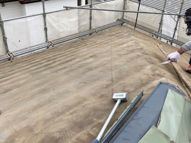 古い屋根材を降ろし終えた、ひたちなか市の屋根